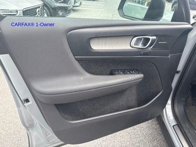 2024 Volvo XC40 B5 AWD Plus Dark Theme