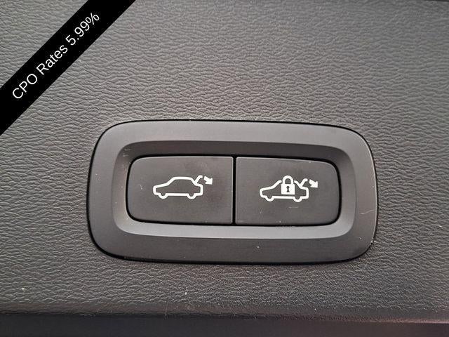 2024 Volvo XC40 B5 AWD Plus Dark Theme