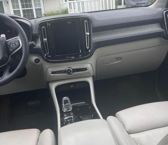 2024 Volvo XC40 B5 AWD Plus Dark Theme