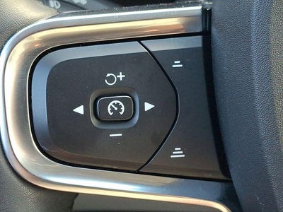 2024 Volvo XC40 B5 AWD Plus Dark Theme