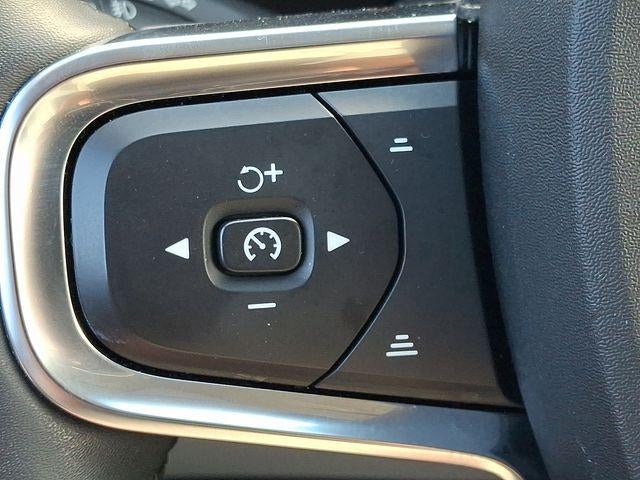 2024 Volvo XC40 B5 AWD Plus Dark Theme
