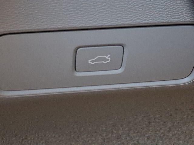 2024 Volvo XC40 B5 AWD Plus Dark Theme