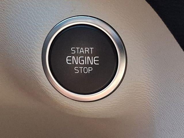 2024 Volvo XC40 B5 AWD Plus Dark Theme