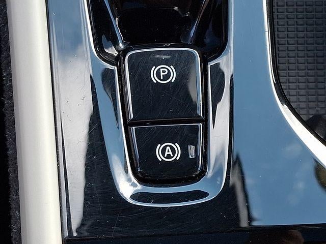 2024 Volvo XC40 B5 AWD Plus Dark Theme