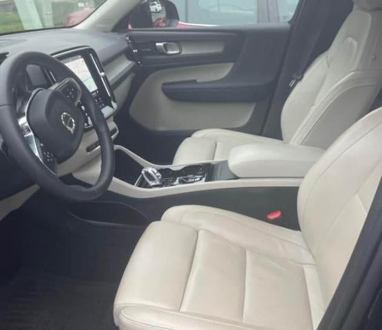 2024 Volvo XC40 B5 AWD Plus Dark Theme