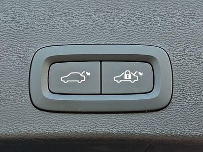2024 Volvo XC40 B5 AWD Plus Dark Theme