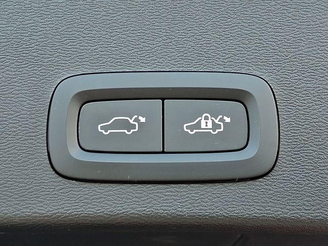 2024 Volvo XC40 B5 AWD Plus Dark Theme