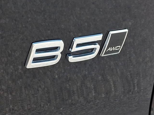 2024 Volvo XC40 B5 AWD Plus Dark Theme