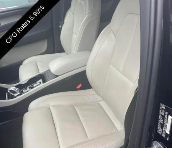 2024 Volvo XC40 B5 AWD Plus Dark Theme