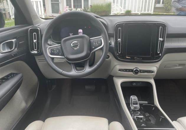 2024 Volvo XC40 B5 AWD Plus Dark Theme
