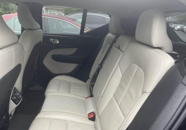 2024 Volvo XC40 B5 AWD Plus Dark Theme