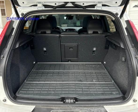 2024 Volvo XC40 B5 AWD Plus Dark Theme