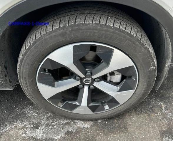 2024 Volvo XC40 B5 AWD Plus Dark Theme