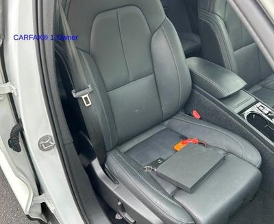 2024 Volvo XC40 B5 AWD Plus Dark Theme