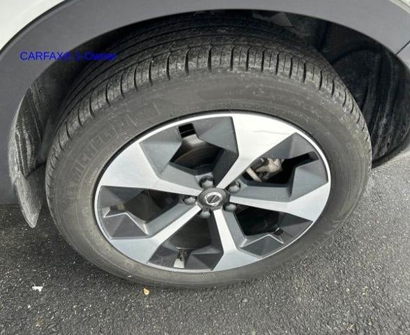 2024 Volvo XC40 B5 AWD Plus Dark Theme