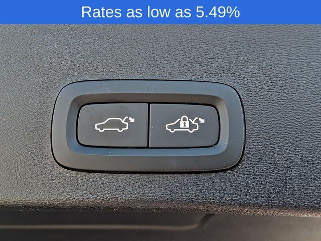 2024 Volvo XC40 B5 AWD Plus Dark Theme