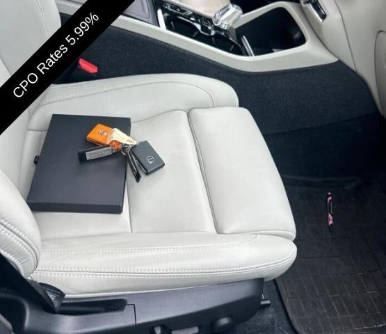 2024 Volvo XC40 B5 AWD Plus Dark Theme