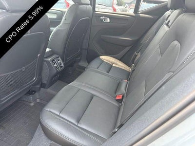 2024 Volvo XC40 B5 AWD Plus Dark Theme