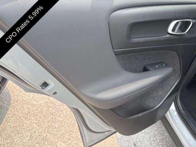 2024 Volvo XC40 B5 AWD Plus Dark Theme