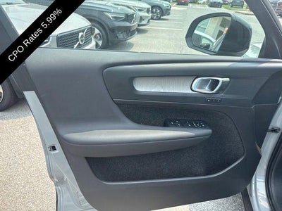 2024 Volvo XC40 B5 AWD Plus Dark Theme