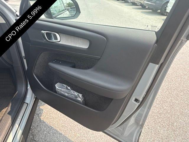 2024 Volvo XC40 B5 AWD Plus Dark Theme