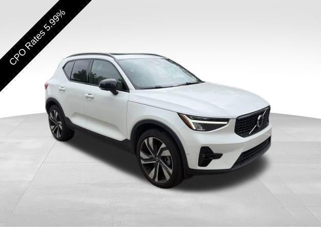 2024 Volvo XC40 B5 AWD Plus Dark Theme