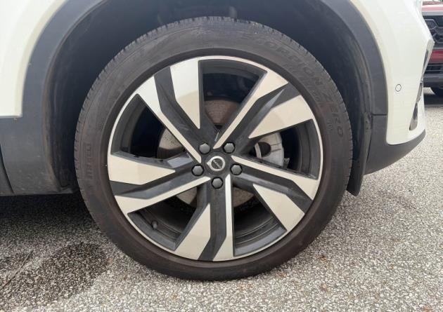 2024 Volvo XC40 B5 AWD Plus Dark Theme