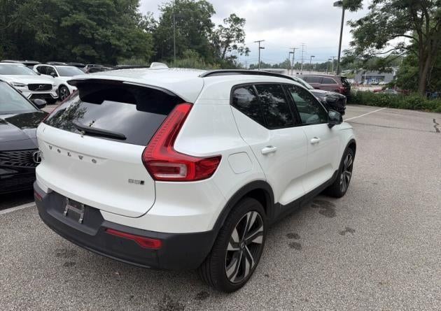 2024 Volvo XC40 B5 AWD Plus Dark Theme