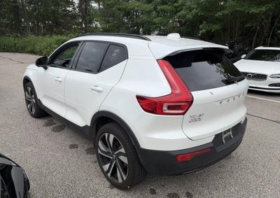 2024 Volvo XC40 B5 AWD Plus Dark Theme