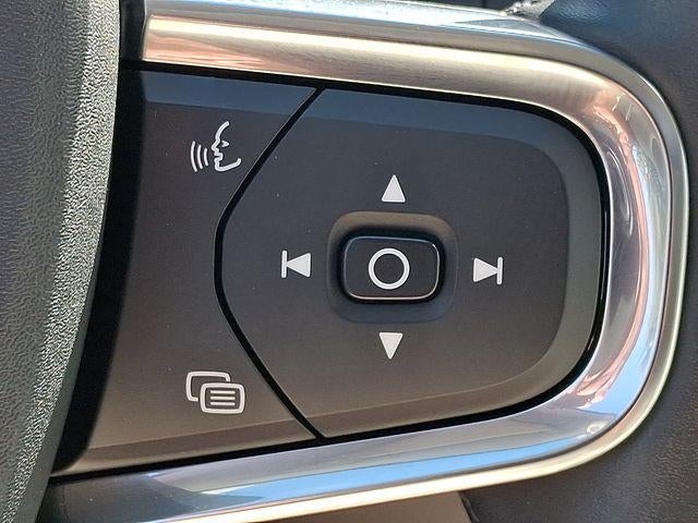 2024 Volvo XC40 B5 AWD Plus Dark Theme