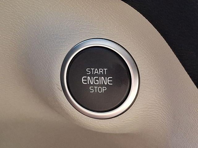 2024 Volvo XC40 B5 AWD Plus Dark Theme