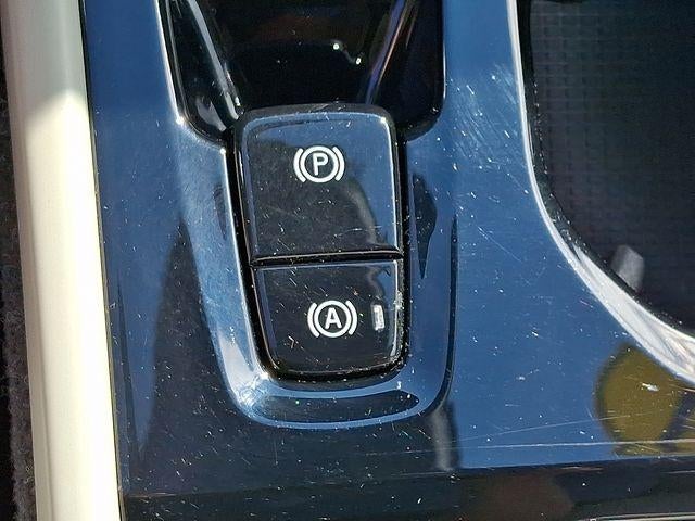 2024 Volvo XC40 B5 AWD Plus Dark Theme