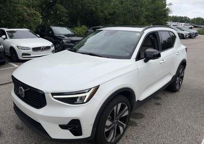 2024 Volvo XC40 B5 AWD Plus Dark Theme
