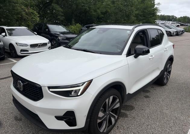 2024 Volvo XC40 B5 AWD Plus Dark Theme