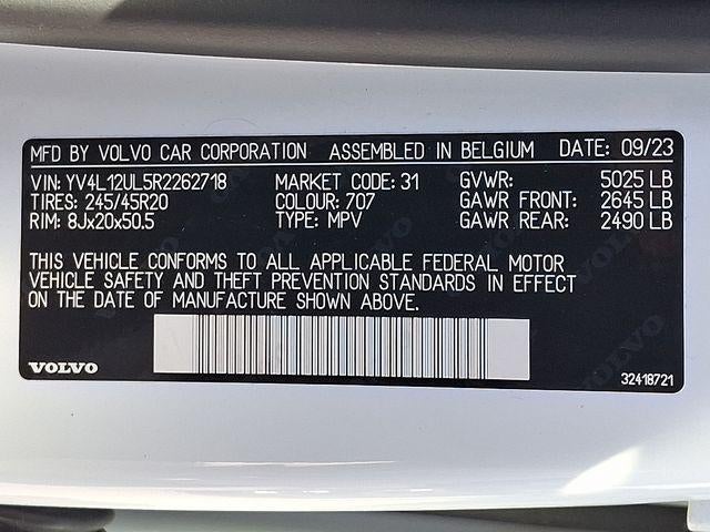 2024 Volvo XC40 B5 AWD Plus Dark Theme