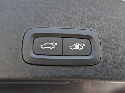 2024 Volvo XC40 B5 AWD Plus Dark Theme