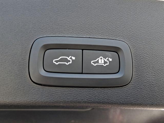2024 Volvo XC40 B5 AWD Plus Dark Theme