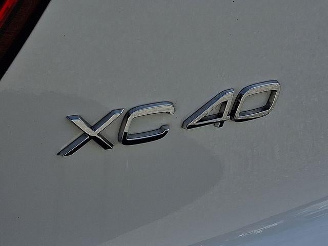 2024 Volvo XC40 B5 AWD Plus Dark Theme