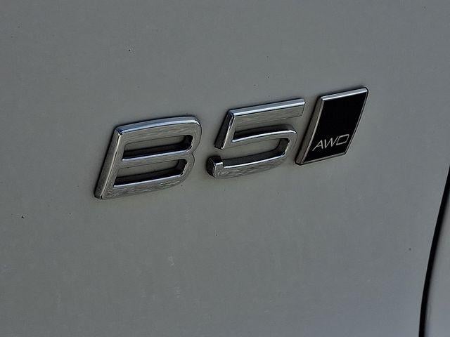 2024 Volvo XC40 B5 AWD Plus Dark Theme