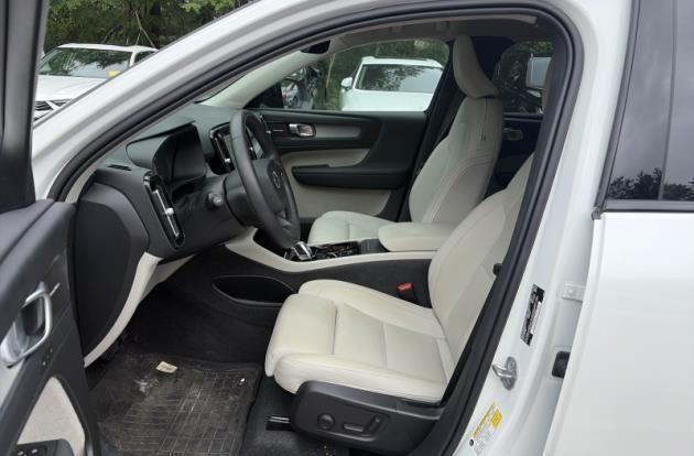 2024 Volvo XC40 B5 AWD Plus Dark Theme
