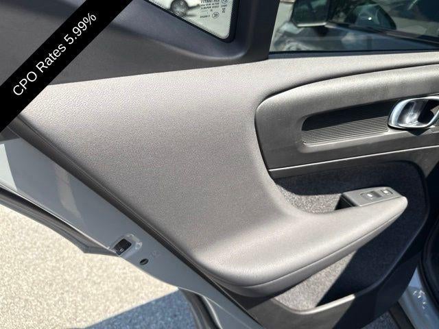 2024 Volvo XC40 B5 AWD Plus Dark Theme