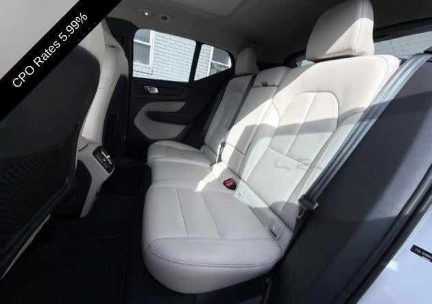2024 Volvo XC40 B5 AWD Ultimate Dark Theme