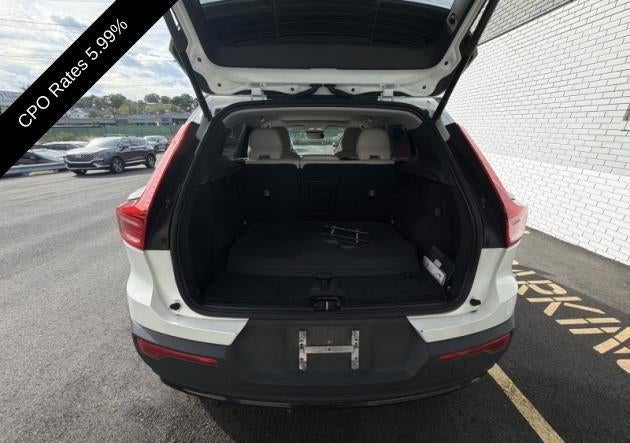 2024 Volvo XC40 B5 AWD Ultimate Dark Theme