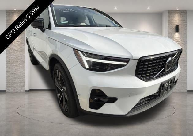 2024 Volvo XC40 B5 AWD Ultimate Dark Theme