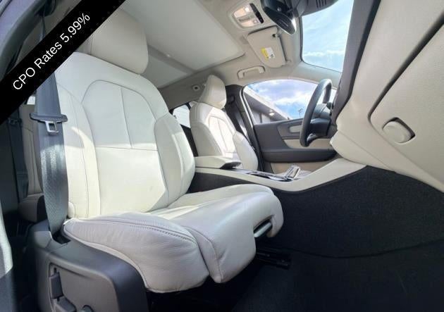 2024 Volvo XC40 B5 AWD Ultimate Dark Theme