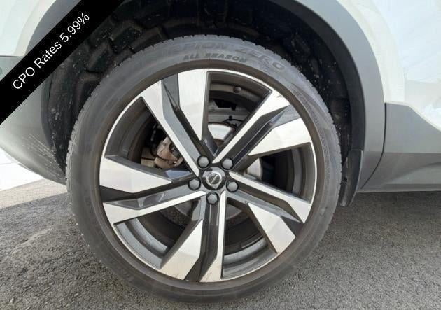2024 Volvo XC40 B5 AWD Ultimate Dark Theme