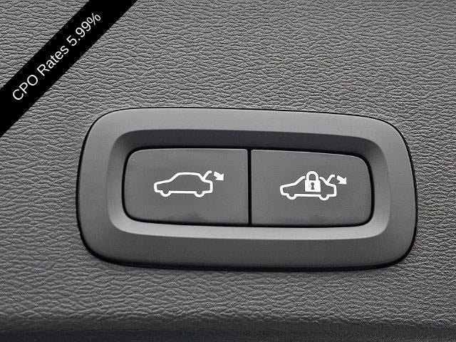 2024 Volvo XC40 B5 AWD Ultimate Dark Theme