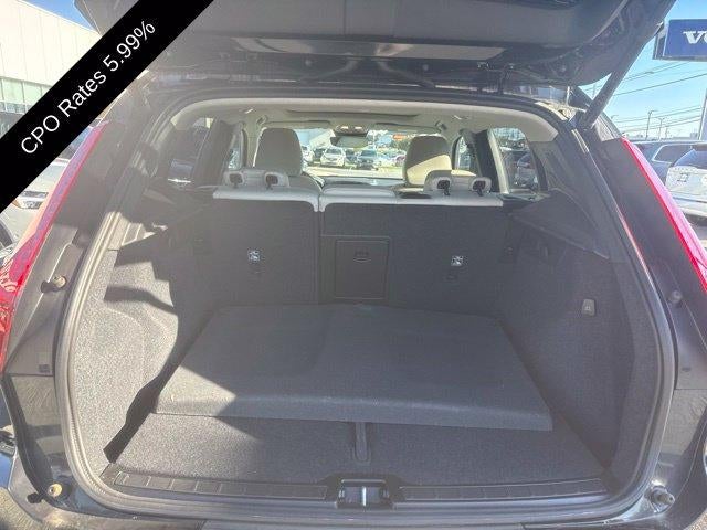 2025 Volvo XC40 B5 AWD Ultra Dark Theme