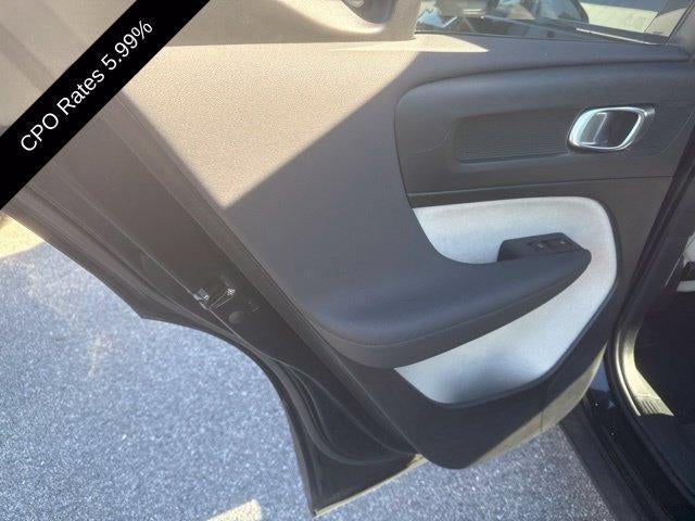 2025 Volvo XC40 B5 AWD Ultra Dark Theme
