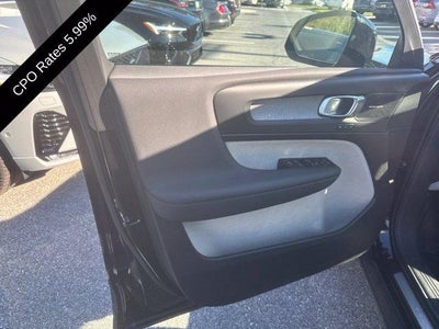 2025 Volvo XC40 B5 AWD Ultra Dark Theme